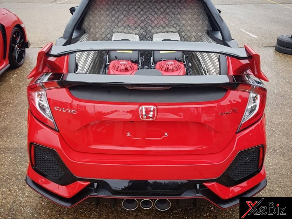 Hàng ghế thứ 2 bị loại bỏ, thay bằng thùng xe bán tải Hàng ghế thứ 2 bị loại bỏ, thay bằng thùng xe bán tải