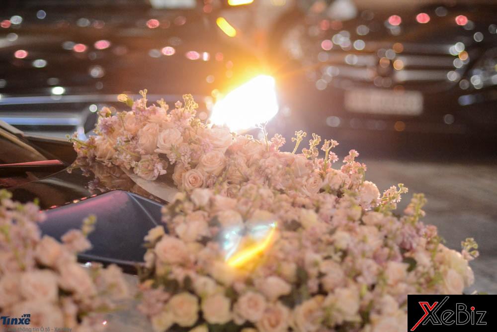 Chiếc BMW i8 xuất hiện tại đám cưới của Diệp Lâm Anh vẫn được trang trí hoá cưới cỡ lớn trên nắp capô