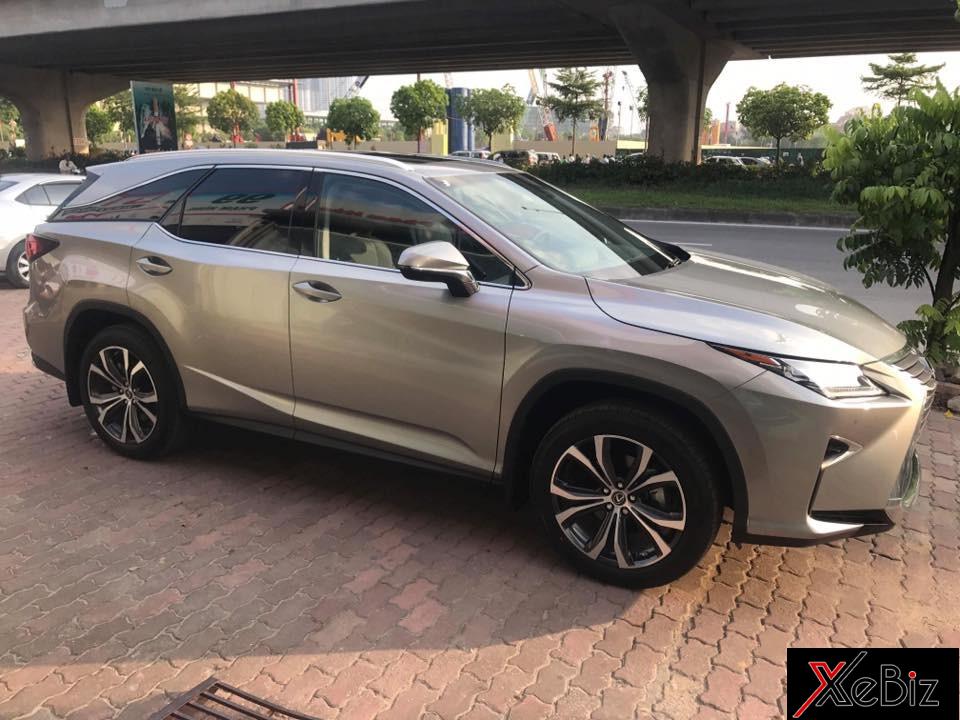 Lexus RX350L là phiên bản trục cơ sở dài của Lexus RX350, mẫu&nbsp;crossover hạng sang 7 chỗ ngồi được ra mắt lần đầu tiên tại triển lãm&nbsp;Los Angeles, Mỹ vào năm ngoái với&nbsp;điểm nhấn chính&nbsp;là có thêm hàng ghế thứ 3, giúp khoang lái của RX350L có đến 7 chỗ ngồi.