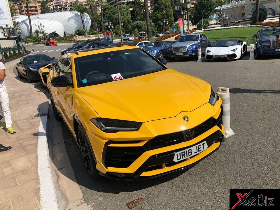 Bộ áo màu vàng Giallo Orion của cặp đôi Lamborghini này giúp cho các vệ tinh xung quanh đều bị lu mờ Bộ áo màu vàng Giallo Orion của cặp đôi Lamborghini này giúp cho các vệ tinh xung quanh đều bị lu mờ