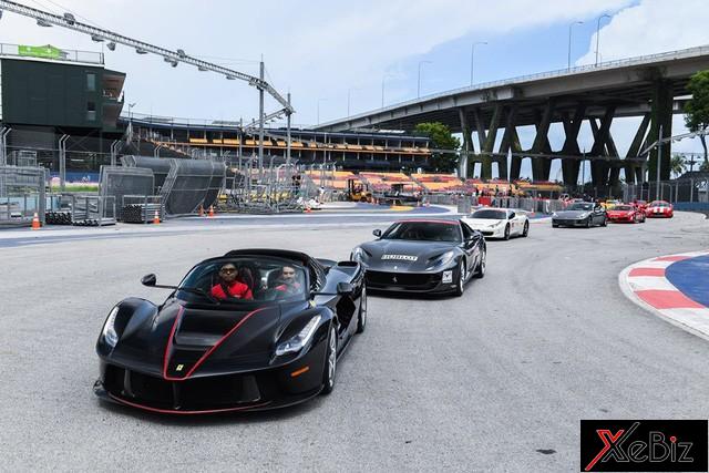 Siêu xe Ferrari tụ tập tại đường đua F1 Pit Building Siêu xe Ferrari trước khi xuất phát