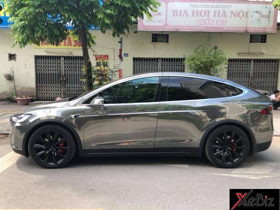 Tesla Model X P100D của Dương Kon được khoác áo màu crôm đen Tesla Model X P100D của Dương Kon được khoác áo màu crôm đen