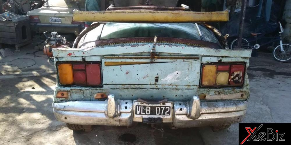 Kể ra thì cũng đáng khen cho người đàn ông Argentina đã tự tay thiết kế và chế tạo xe từ 40 năm trước