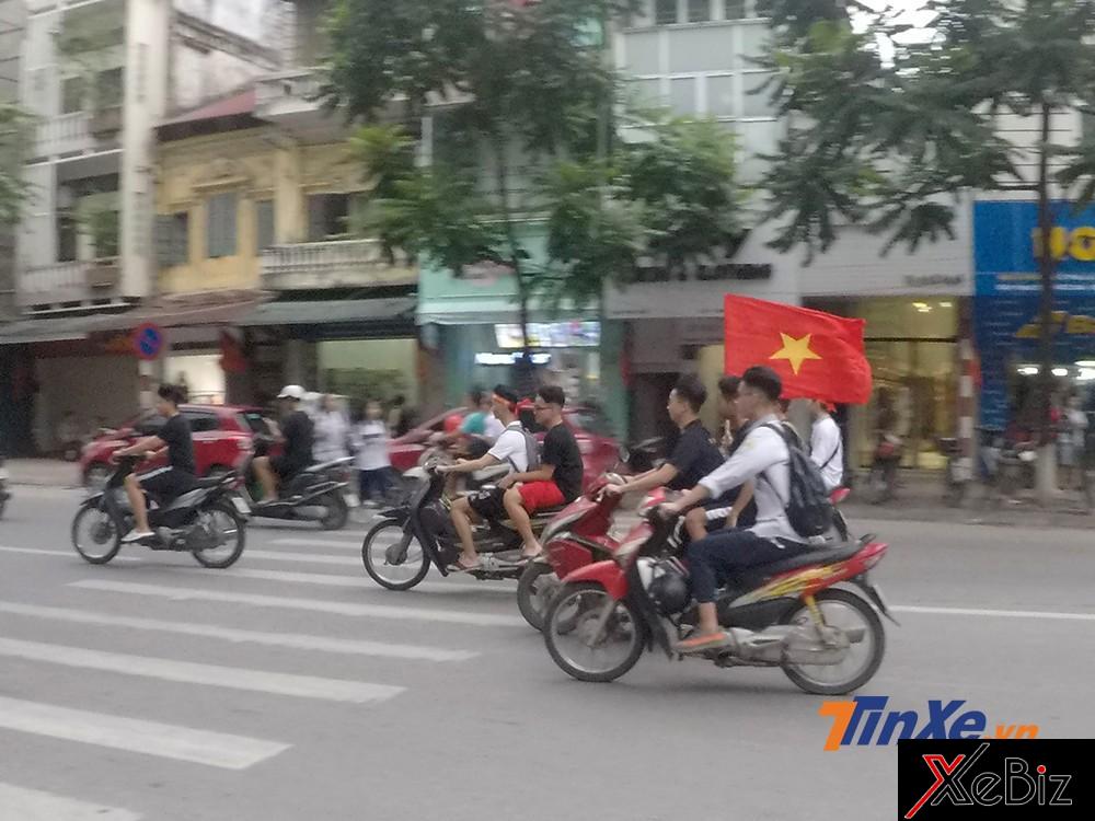 Các cổ động viên của đội tuyển Việt Nam chia thành các nhóm nhỏ cầm cờ cổ vũ đội tuyển dù cho Olympic Việt Nam thất bại trước Olympic UAE.