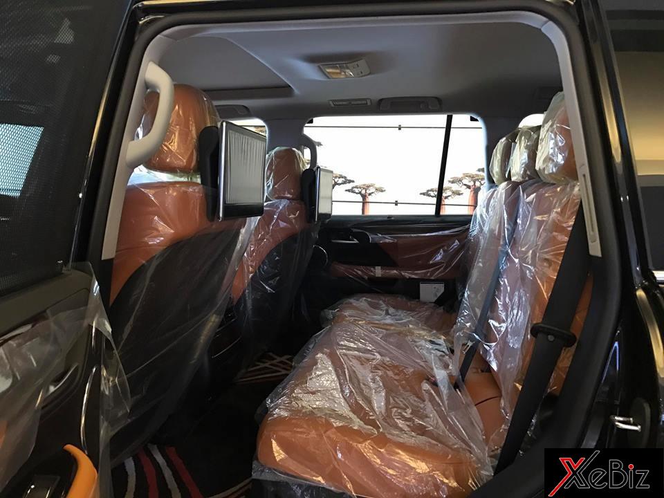 Hiện tại thị trường Việt Nam đã có không dưới 8 chiếc Lexus LX570 Super Sport 2018 được đưa về nước, màu sắc chính của chiếc SUV hạng sang này là trắng và đen. Hiện tại thị trường Việt Nam đã có không dưới 8 chiếc Lexus LX570 Super Sport 2018 được đưa về nước, màu sắc chính của chiếc SUV hạng sang này là trắng và đen.