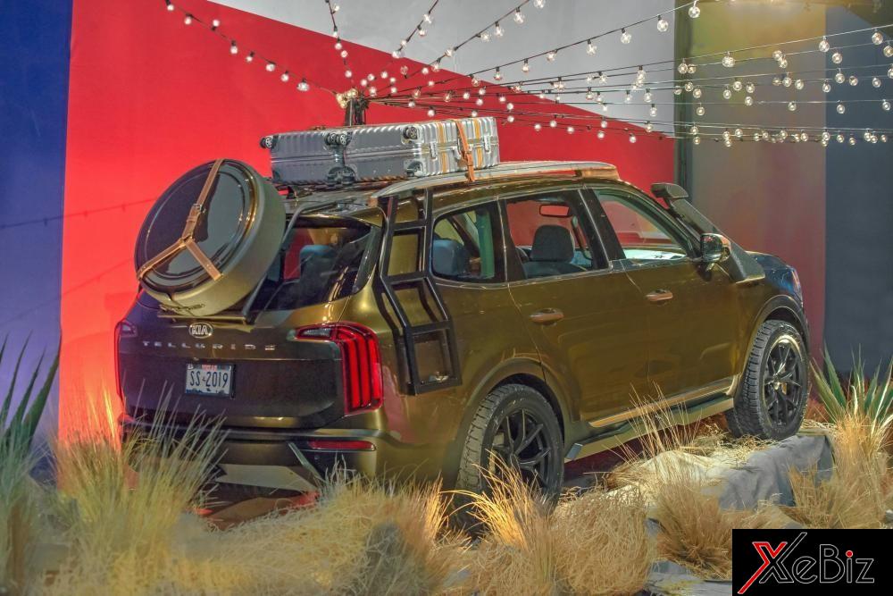 Phía sau chiếc Kia Telluride độ có lốp dự phòng và thang leo lên nóc