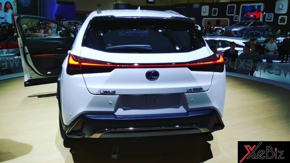 Cụm đèn hậu nằm vắt ngang đuôi xe của Lexus UX 2019 Cụm đèn hậu nằm vắt ngang đuôi xe của Lexus UX 2019