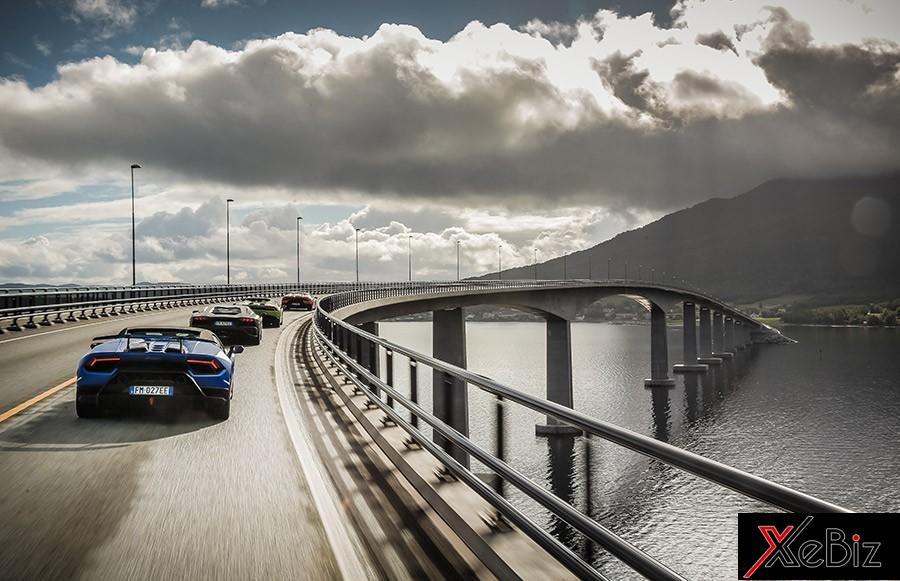 Khi thì cây cầu nối dài qua sông thơ mộng