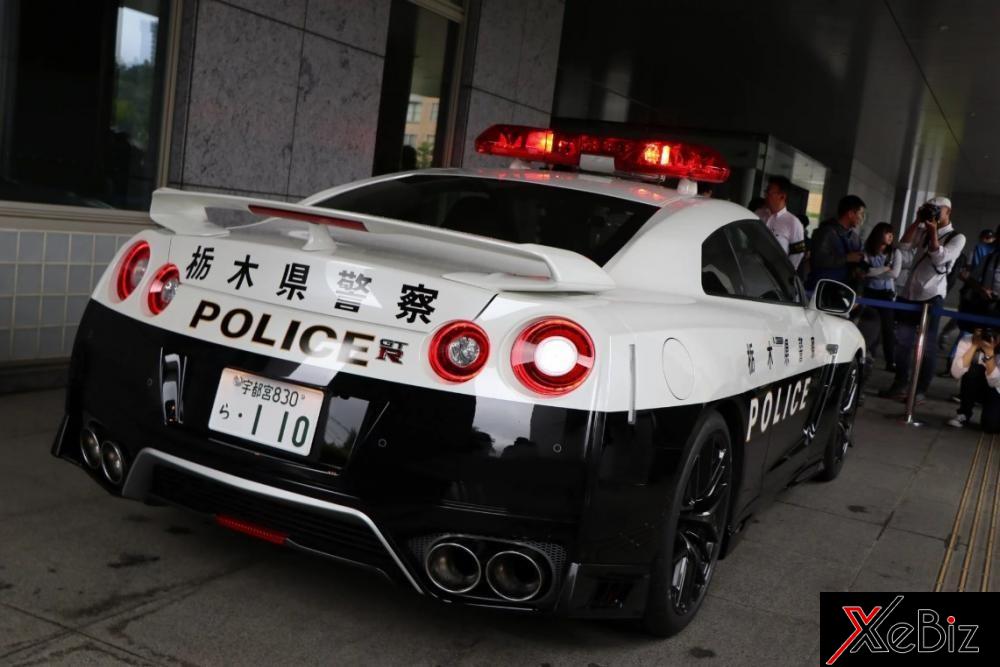 Tem xe cảnh sát được dán ở đuôi xe và bên sườn