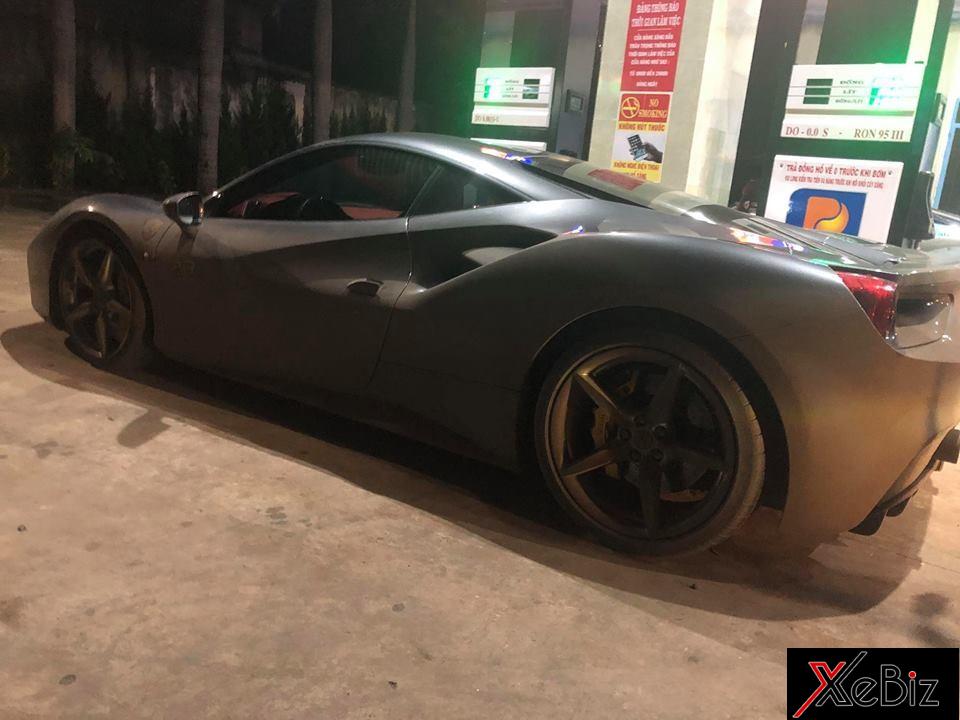 Một số chiếc siêu xe có ngoại thất lấm lem bùn đất. 