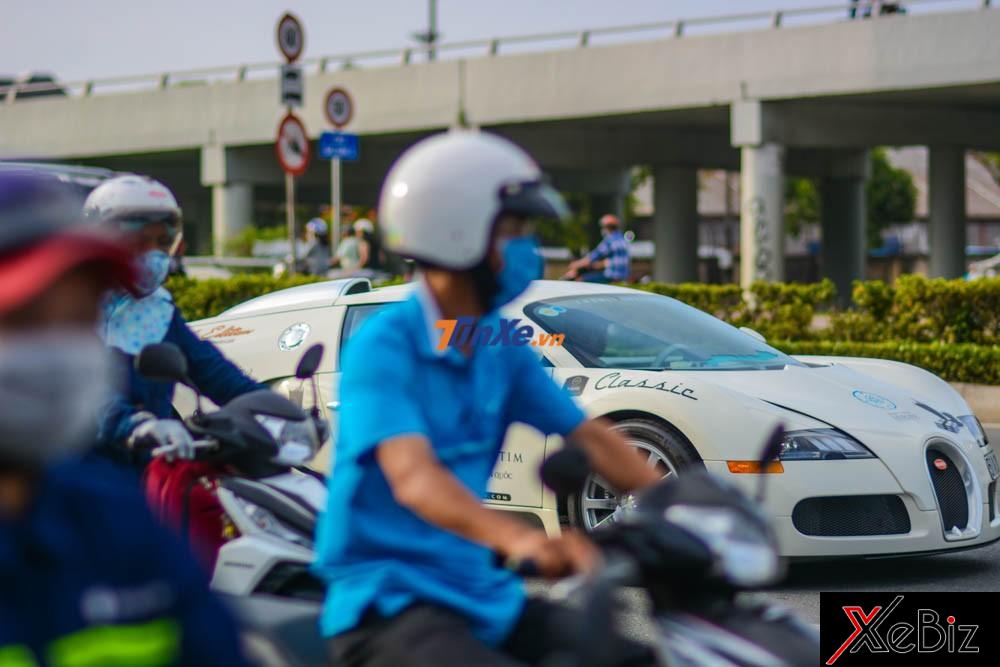 Doanh nhân Đặng Lê Nguyên Vũ không cầm lái bất cứ siêu xe nào trong đoàn, nhạc trường điều hành đoàn siêu xe này là tài xế riêng của ông. Người này mặc đồ vest đen và cầm lái Bugatti Veyron. Doanh nhân Đặng Lê Nguyên Vũ không cầm lái bất cứ siêu xe nào trong đoàn, nhạc trưởng điều hành đoàn siêu xe này là tài xế riêng của ông. Người này mặc đồ vest đen và cầm lái Bugatti Veyron.