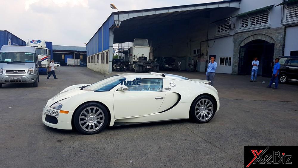 Trước khi về tay nhà sưu tập siêu xe khủng nhất Việt Nam là Đặng Lê Nguyên Vũ, chiếc Bugatti Veyron đã được yên cầu sơn lại thành 1 tông màu trắng thay cho màu đỏ-trắng nguyên bản của xe. Điều này đã khiến không ít người chơi xe tại Việt Nam bất ngờ.