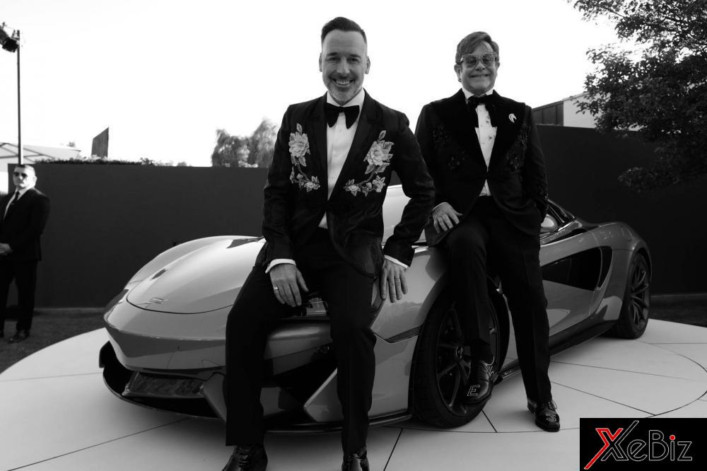 Toàn bộ số tiền thu được từ buổi đấu giá sẽ trao tặng cho tổ chức AIDS của Elton John. Toàn bộ số tiền thu được từ buổi đấu giá sẽ trao tặng cho tổ chức AIDS của Elton John.