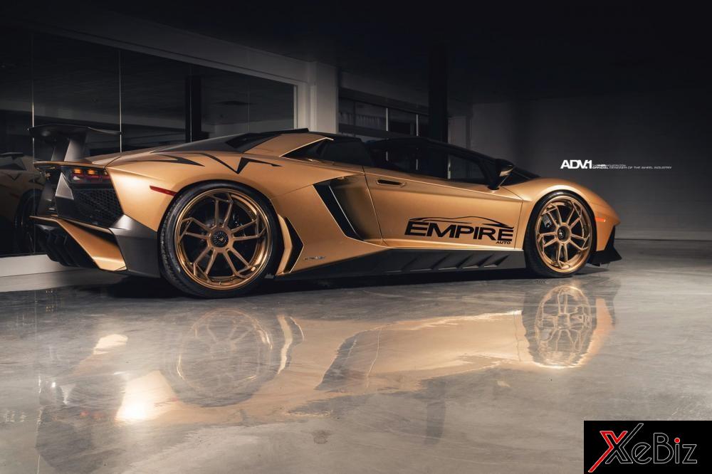  Kết hợp với bộ áo này còn có các chi tiết như cản va trước /sau, nẹp sườn, ốp hốc gió bên hông, vỏ gương hay cánh gió đuôi bằng sợi carbon nhám.