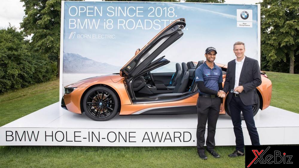 Aaron Rai nhận bàn giao chìa khoá xe xe thể thao BMW i8 mui trần từ Peter van Binsbergen