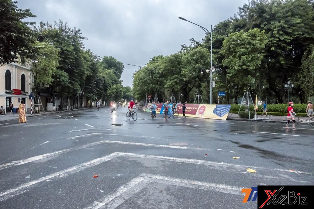 Khu vực hồ Hoàn Kiếm vẫn là địa điểm được nhiều người dân lựa chọn để tập thể dục buổi sáng.