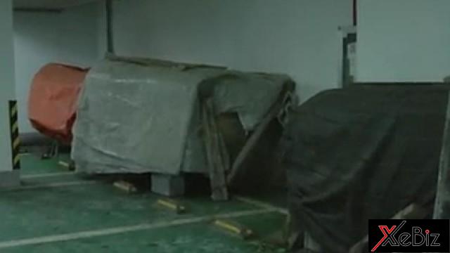 Một số cỗ quan tài được phủ kín bạt