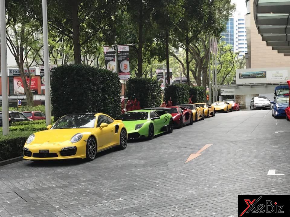 Kẻ ngoại đạo trong dàn Lamborghini này là chiếc Porsche màu vàng