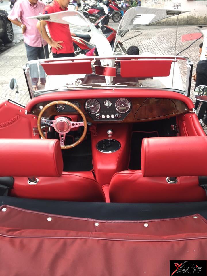 Nội thất xe bọc da đỏ bắt mắt đi kèm bảng táp-lô và cần số ốp gỗ Nội thất xe bọc da đỏ bắt mắt đi kèm bảng táp-lô và cần số ốp gỗ