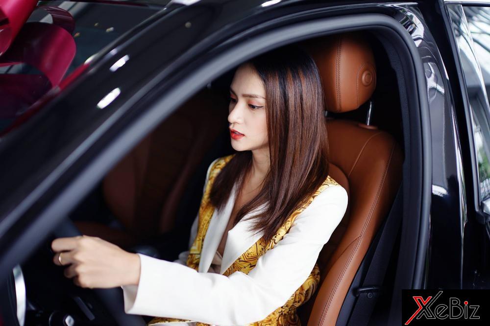 Bên trong chiếc Mercedes-Benz GLC300 4Matic của cô nàng Hoa hậu là nội thất bọc da màu nâu sang trọng