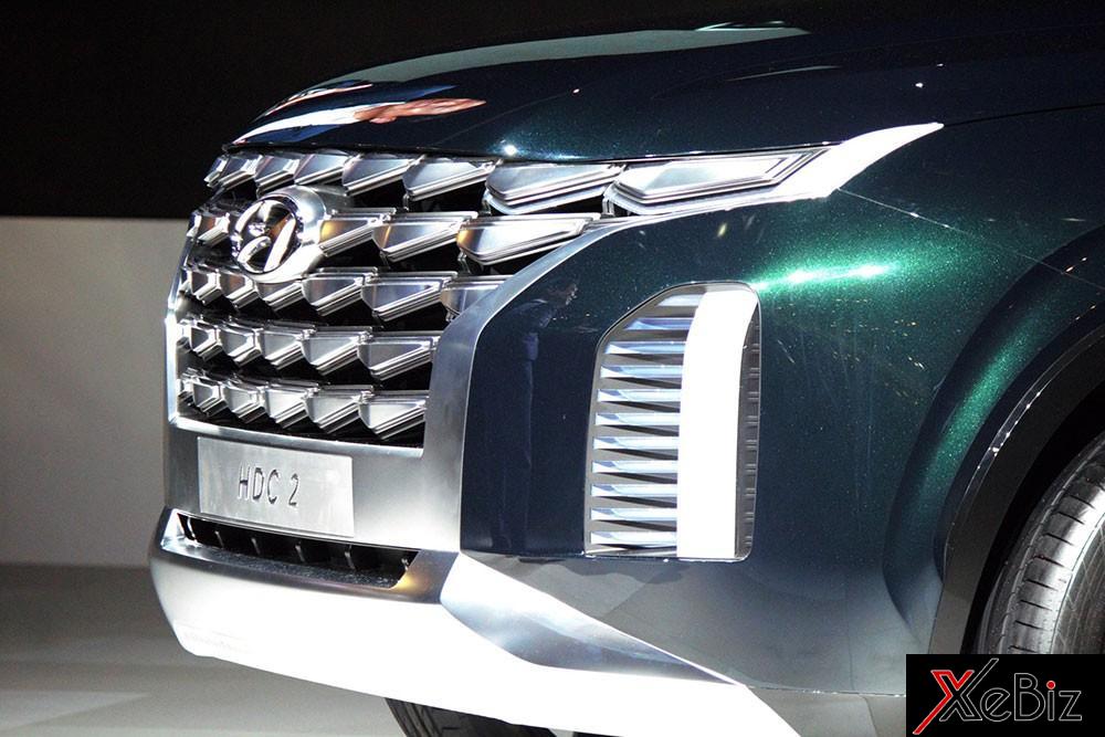 Lưới tản nhiệt nằm trên bộ khung màu bạc Lưới tản nhiệt nằm trên bộ khung màu bạc