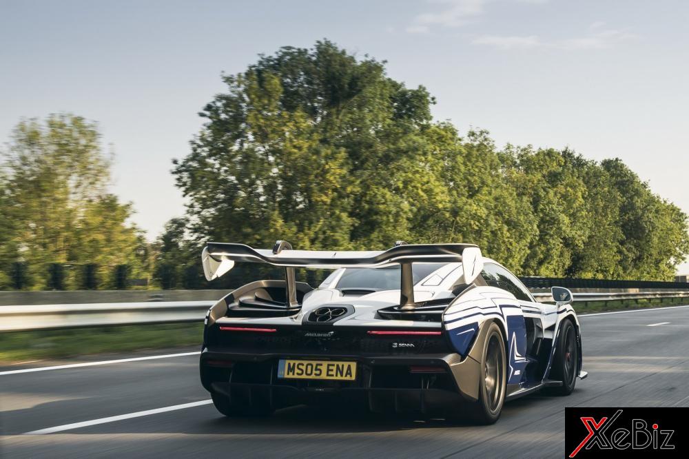 Ngoại thất xe mang 2 tông màu xanh-trắng cùng nhiều chi tiết bằng sợi carbon