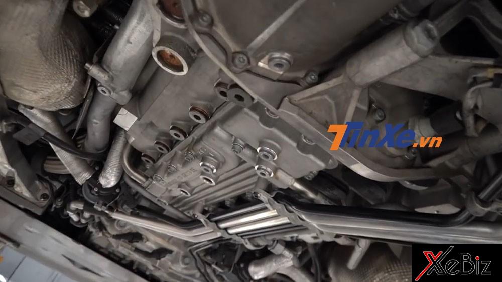 Bên dưới động cơ của siêu xe Bugatti Veyron Bên dưới động cơ của siêu xe Bugatti Veyron