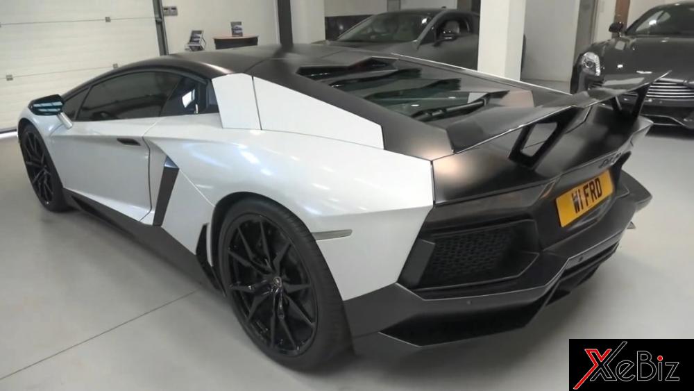 Siêu xe Lamborghini Aventador LP700-4 còn độ chán gió đuôi của Novitec và dán đề-can đen nhám một số chi tiết ngoại thất để tạo điểm nhấn