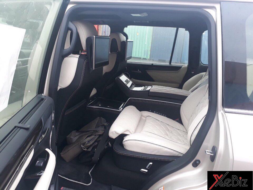 Hàng ghế thứ 3 bị loại bỏ và hgàn ghế thứ 2&nbsp;được&nbsp;độ lại như những chiếc xe siêu sang