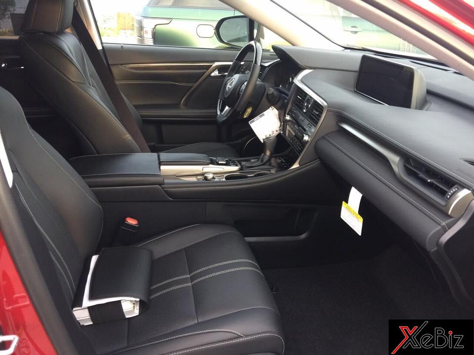 Ngoài khác biệt&nbsp;ở màu sơn&nbsp;đỏ, bên trong khoang lái của chiếc Lexus RX350L thứ 2 tại Việt Nam có nội y màu&nbsp;đen như chiếc&nbsp;đầu tiên.&nbsp;Điểm&nbsp;nhấn&nbsp;có&nbsp;thể&nbsp;kể&nbsp;đến&nbsp;đường&nbsp;chỉ&nbsp;may&nbsp;đối&nbsp;lập&nbsp;màu&nbsp;trắng.