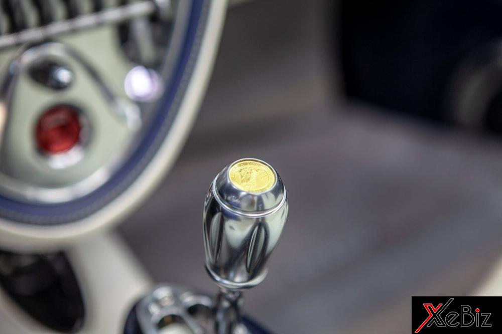 Trên đầu cần số Xtrac 7 của chiếc Pagani Huayra Roadster Gyrfalcon này cũng được cho có hình ảnh loài chim Gyrfalcon xuất hiện