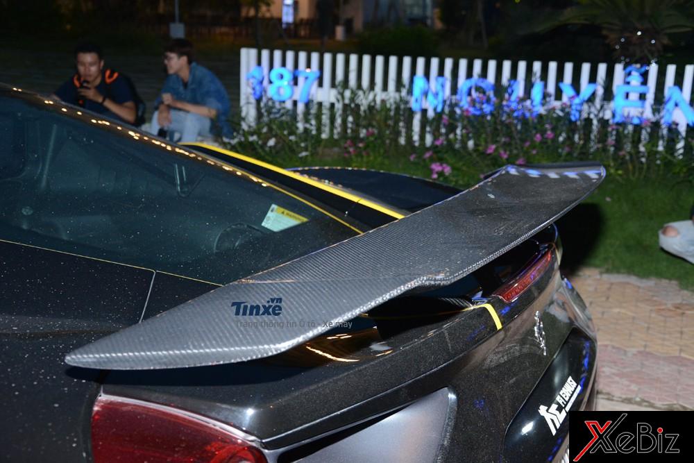 Cánh gió đuôi của Novitec Rosso được giữ lại khi siêu xe Ferrari 488 GTB màu đen lên bản độ Liberty Walk
