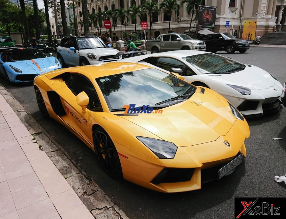 Dàn siêu xe xếp hàng dài trên đường phố Sài thành