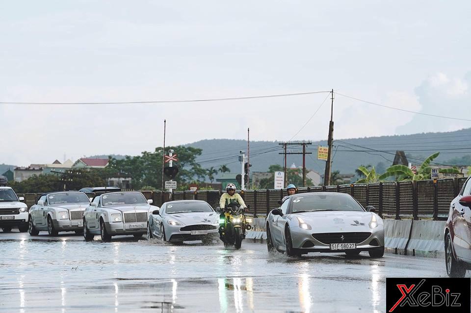 Những con đường ngập nước luôn tiềm ẩn nhiều rủi ro có thể khiến siêu xe sập ổ gà