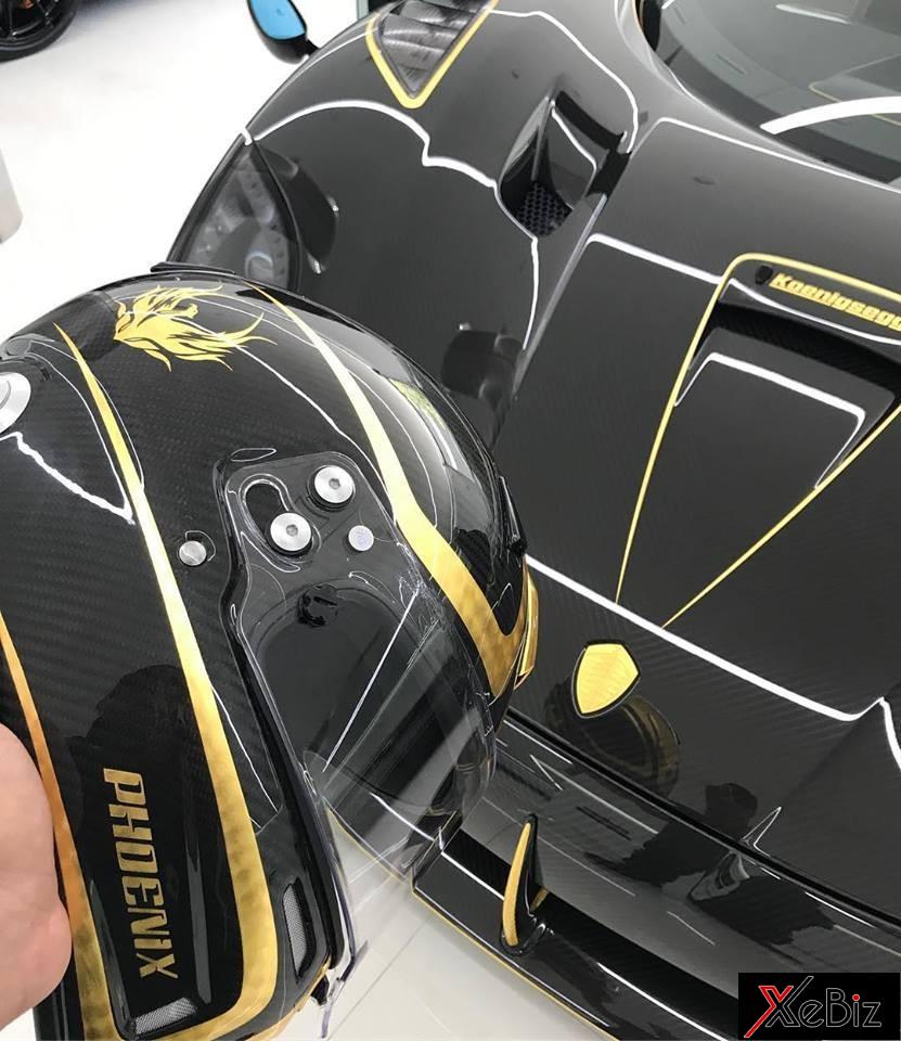 Chiếc mũ bảo hiểm đặc biệt bằng sợi carbon và vàng 24k của Koenigsegg tặng cho doanh nhân Mỹ. Chiếc mũ bảo hiểm đặc biệt bằng sợi carbon và vàng 24k của Koenigsegg tặng cho doanh nhân Mỹ.