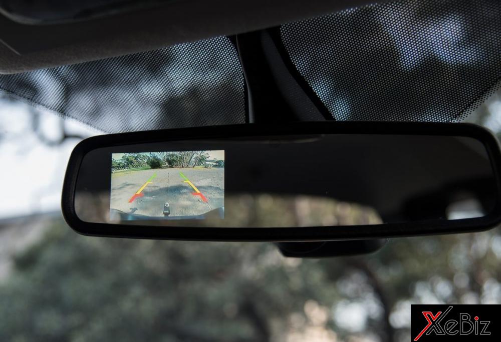 Gương chiếu hậu chống loá tự động tích hợp camera lùi trên phiên bản mới.