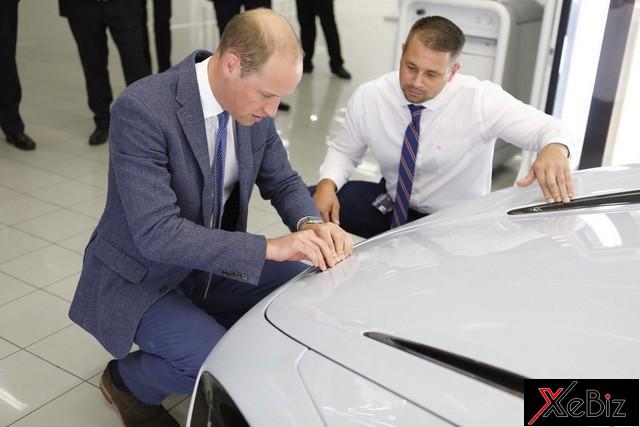 Hoàng tử William tự tay gắn logo trên chiếc McLaren 720S  McLaren 720S trước khi xuất xưởng