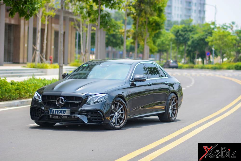 Để làm được điều này, chủ nhân chiếc Mercedes-Benz E300 AMG đã đặt hàng bộ body kit của E63 S về nước và đem đến cho các thợ Việt lắp ráp.  Để làm được điều này, chủ nhân chiếc Mercedes-Benz E300 AMG đã đặt hàng bộ body kit của E63 S về nước và đem đến cho các thợ Việt lắp ráp.