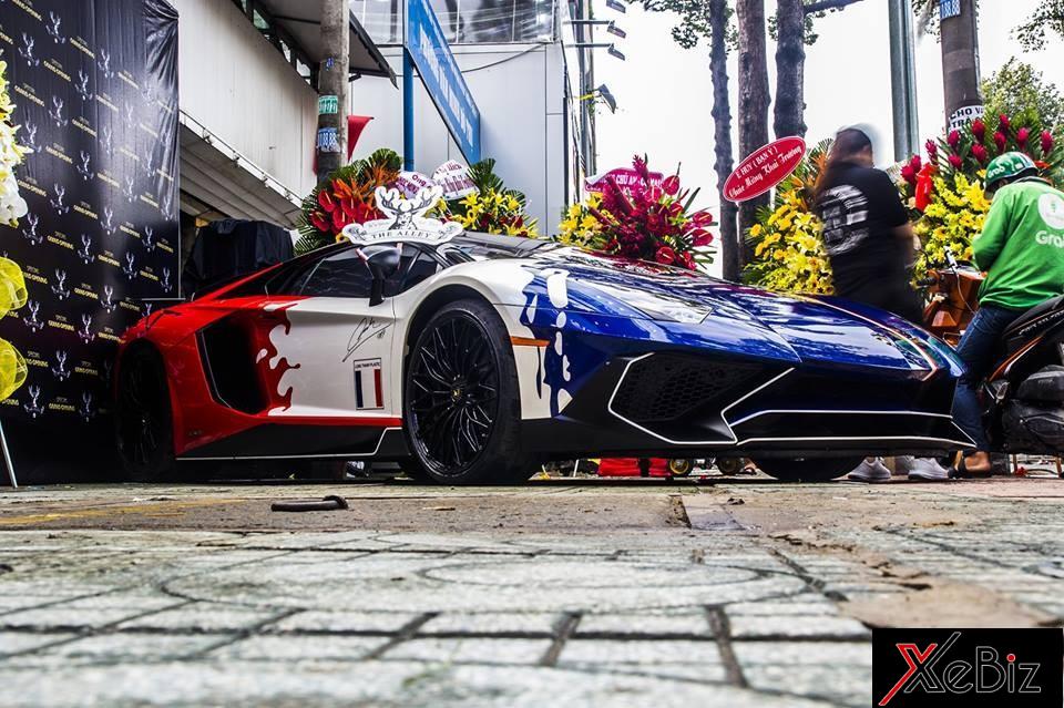 Lamborghini Aventador LP750-4 SV của Minh Nhựa được trưng bày tại quán trà sữa vào ngày hôm qua