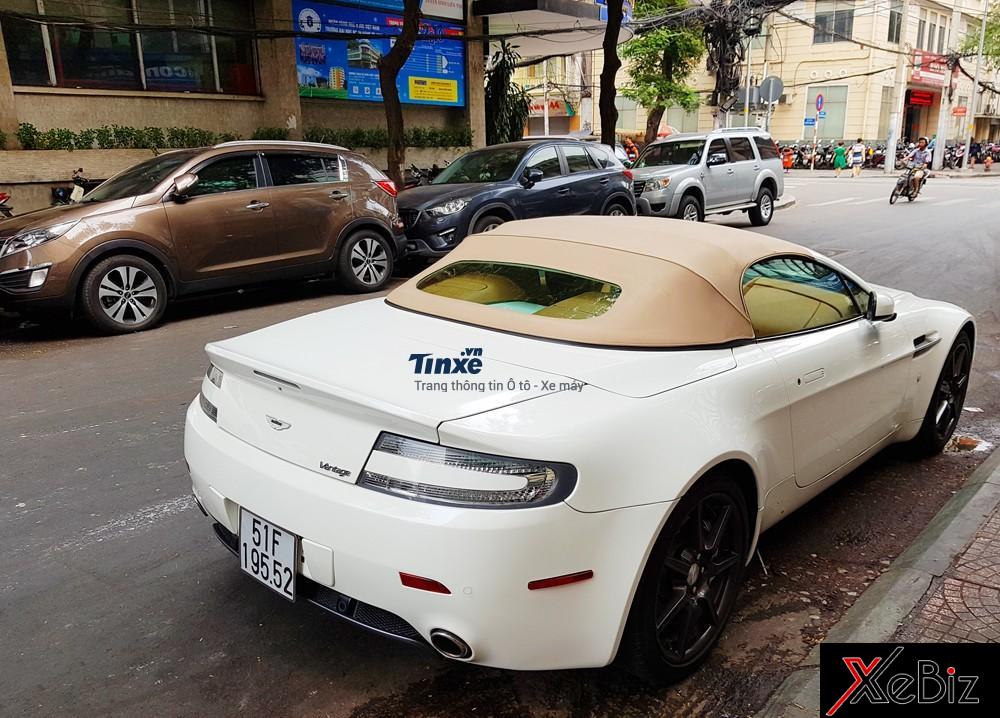 Aston Martin V8 Vantage mui trần màu trắng trong bài viết này là chiếc&nbsp;đầu tiên&nbsp;được&nbsp;đưa về nước, 2 chiếc còn lại mang ngoại thất ghi xám và vàng.