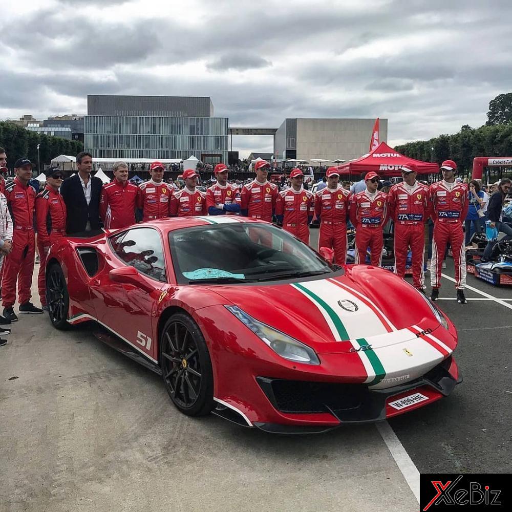 Đội ngũ hãng Ferrari chụp ảnh với siêu xe 488 Pista Piloti mới