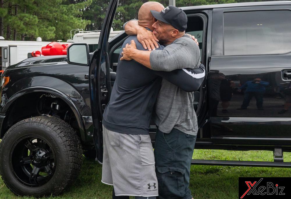 Tanoai Reed cảm động trước món quà của The Rock Tanoai Reed cảm động trước món quà của The Rock