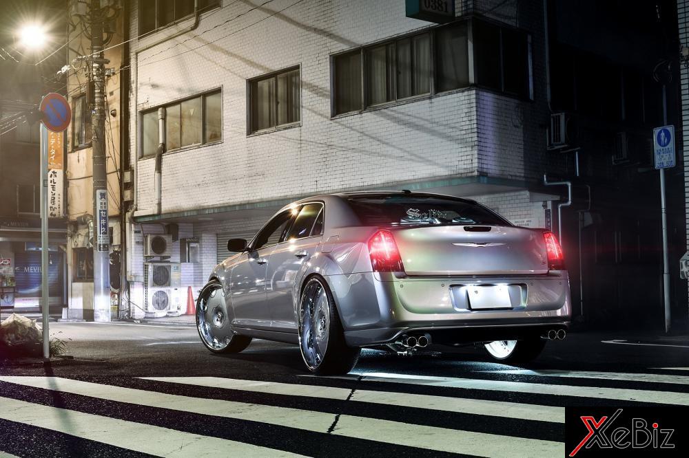 Góc nhìn từ phía sau của mẫu Chrysler 300 độ cực độc