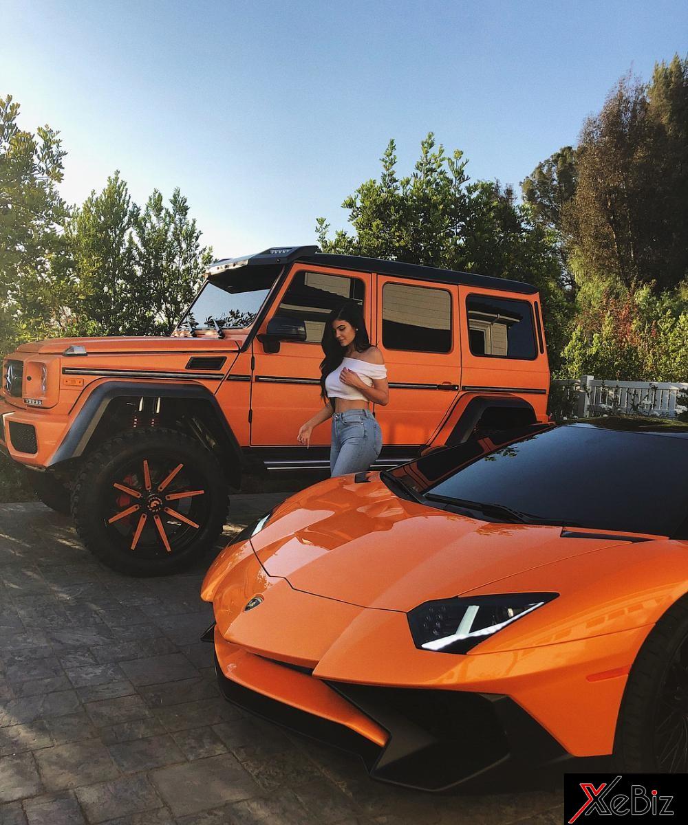 Tuy nhiên nếu diện chiếc áo croptop trễ vai màu trắng phối cùng màu jean, em gái cô Kim siêu vòng ba trông không nổi bật lắm