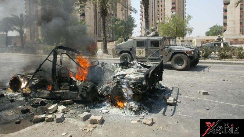 Hình ảnh một chiếc Humvee tan tành vì rocket tại Iraq trong năm 2003