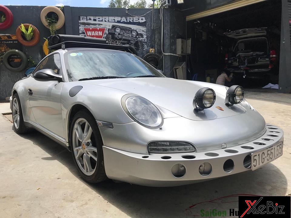 Biển số chiếc Porsche 911 Carrera màu bạc này rất đẹp với cặp 55 gánh đầu và đuôi