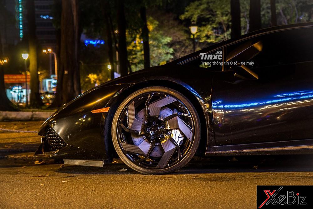 Bộ mâm của chiếc Lamborghini Huracan tại Sài thành có tên gọi RS.05 V2 và có số thứ tự 3/25 chiếc được sản xuất. Bộ mâm của chiếc Lamborghini Huracan tại Sài thành có tên gọi RS.05 V2 và có số thứ tự 3/25 chiếc được sản xuất.