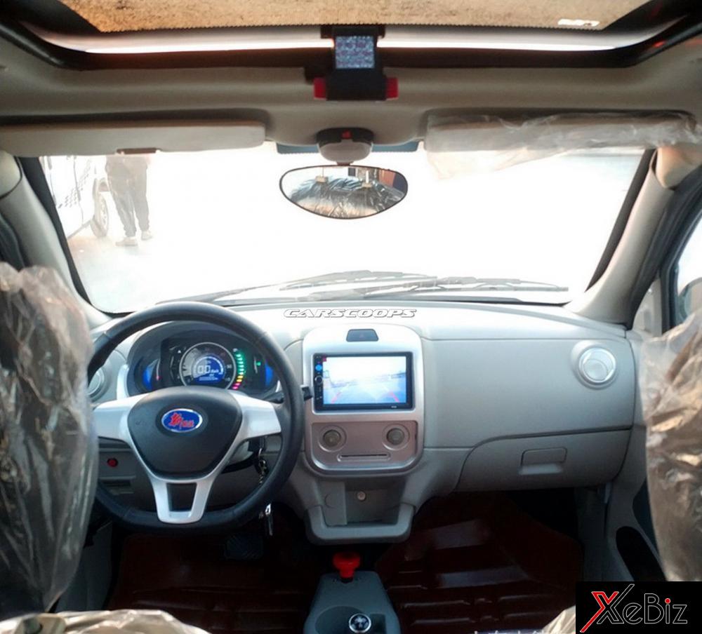 Nội thất xe sơ sài với một màn hình cảm ứng trên mặt táp lô và bảng tín hiệu kỹ thuật số