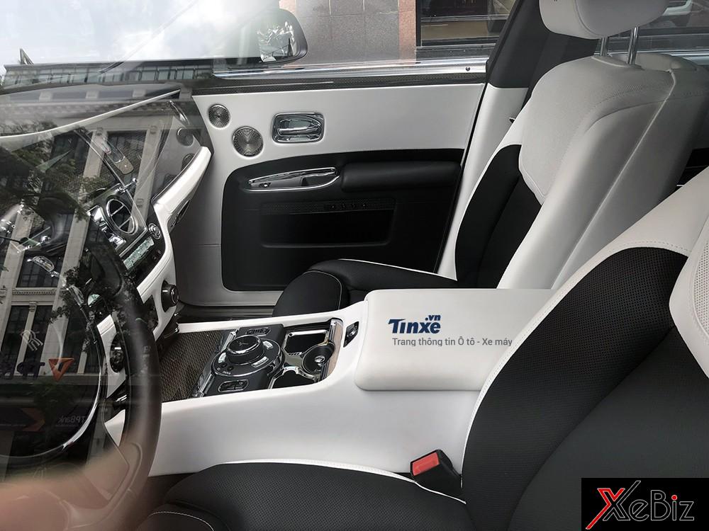 Hàng loạt trang thiết bị tiện nghi hiện đại được lắp đặt trên Rolls-Royce Ghost Black Badge