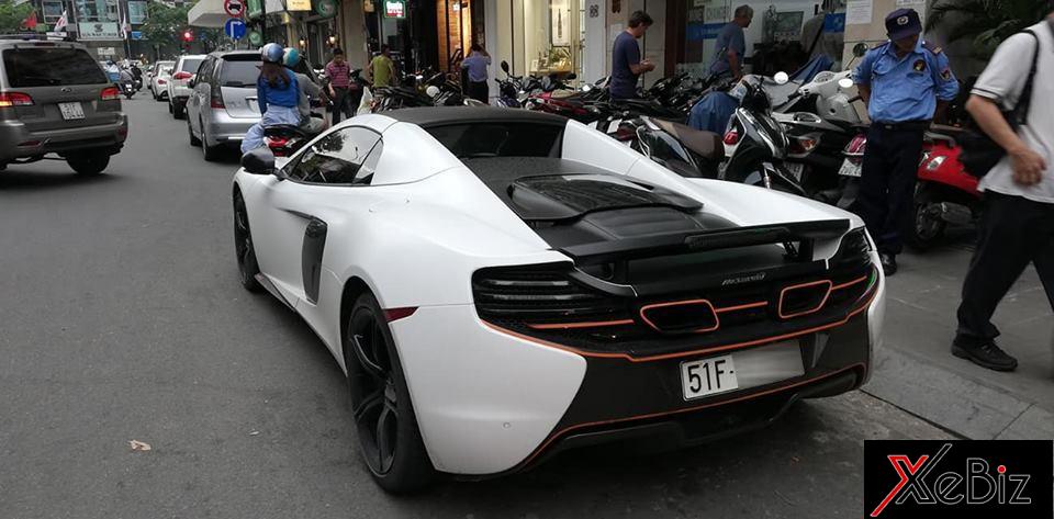 Điểm nhấn bộ áo trắng nhám còn có nắp capô phía trước và mui xếp cứng của xe được dán đen nhám